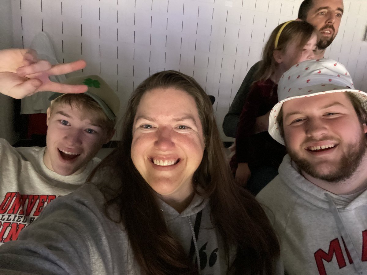 A night out with my loves!! Go Bearcats!! 🖤❤️🖤 #Bearcats <a href="/GoBearcatsMBB/">Cincinnati Men’s Hoops</a> <a href="/DanielAug6/">Daniel Aug</a> <a href="/h_aug1/">Henry Aug</a>