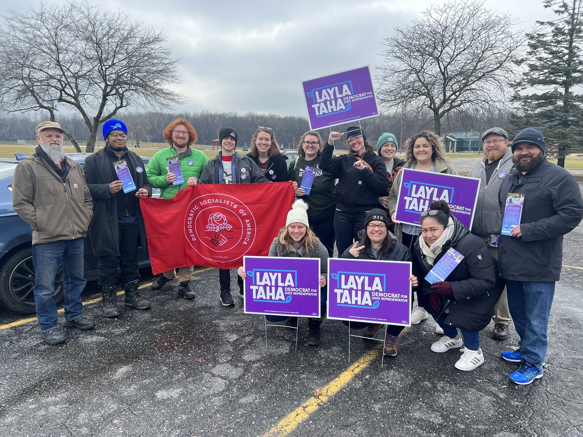 laylataha25's tweet photo. Huge shoutout to these amazing volunteers who came out and knocked doors with us today (especially our comrades from @ChicagoDSA)! 💪 #peoplepowered #grassroots https://t.co/pf5q2cdP2P