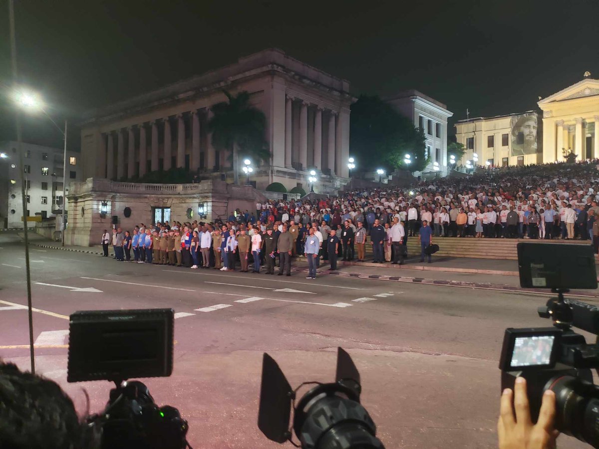 RadioRelojCuba's tweet image. Encabezan el homenaje a Martí desde la escalinata de la @UdeLaHabana, el líder histórico de la Revolución #Cubana, General de Ejército #RaúlCastro y el Primer secretario del @PartidoPCC y Presidente de #Cuba, @DiazCanelB. 
🔊 #MartíVive 
🔊 #ConElMismoFuego 
Reportó: @yoanduar87