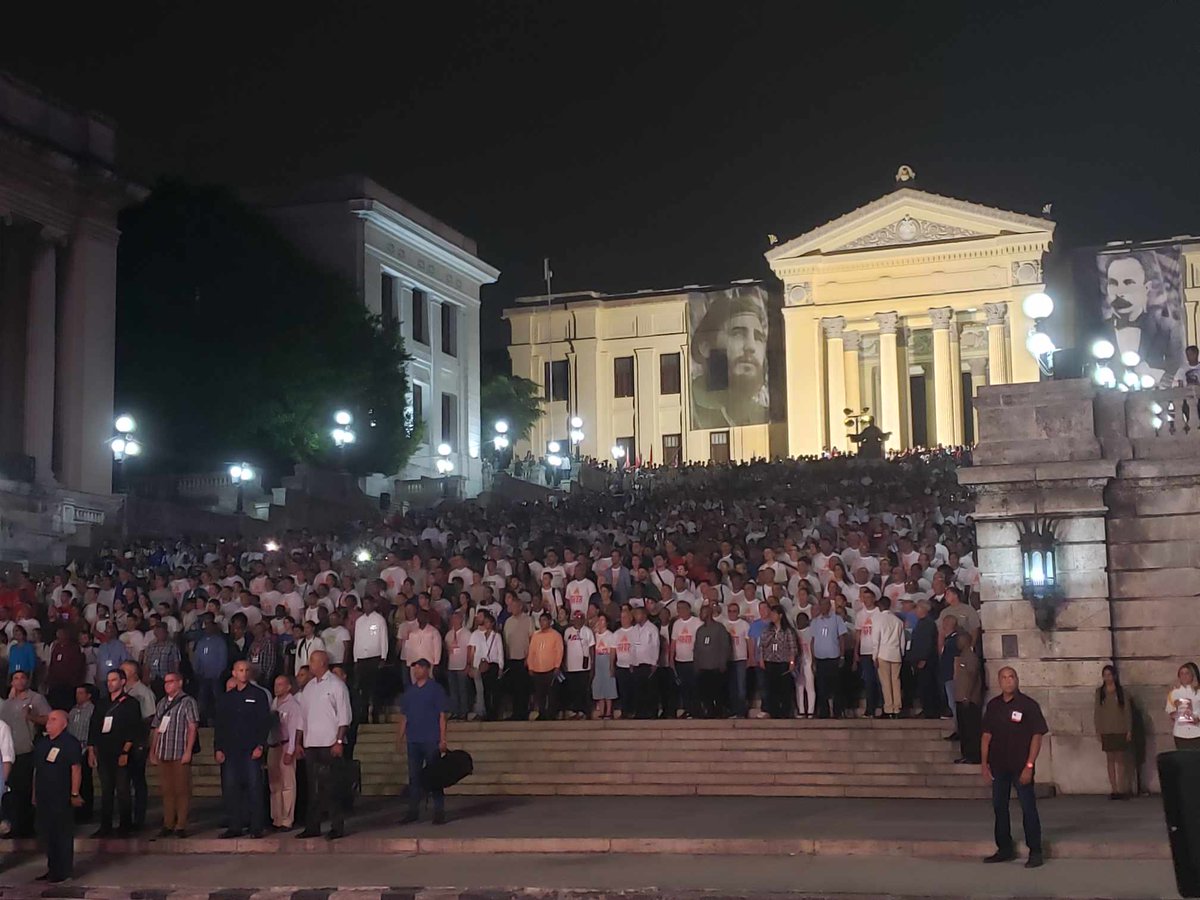 RadioRelojCuba's tweet image. Encabezan el homenaje a Martí desde la escalinata de la @UdeLaHabana, el líder histórico de la Revolución #Cubana, General de Ejército #RaúlCastro y el Primer secretario del @PartidoPCC y Presidente de #Cuba, @DiazCanelB. 
🔊 #MartíVive 
🔊 #ConElMismoFuego 
Reportó: @yoanduar87