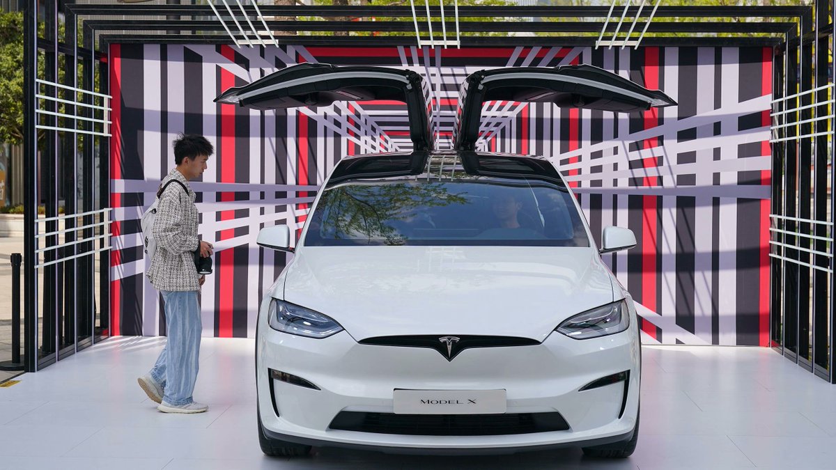 MercaFinanzas's tweet photo. #Tecnología || @Tesla  pierde el liderazgo en ventas de vehículos eléctricos a manos del fabricante chino BYD

https://t.co/KCXhgHoY5m https://t.co/S1zN2qj523