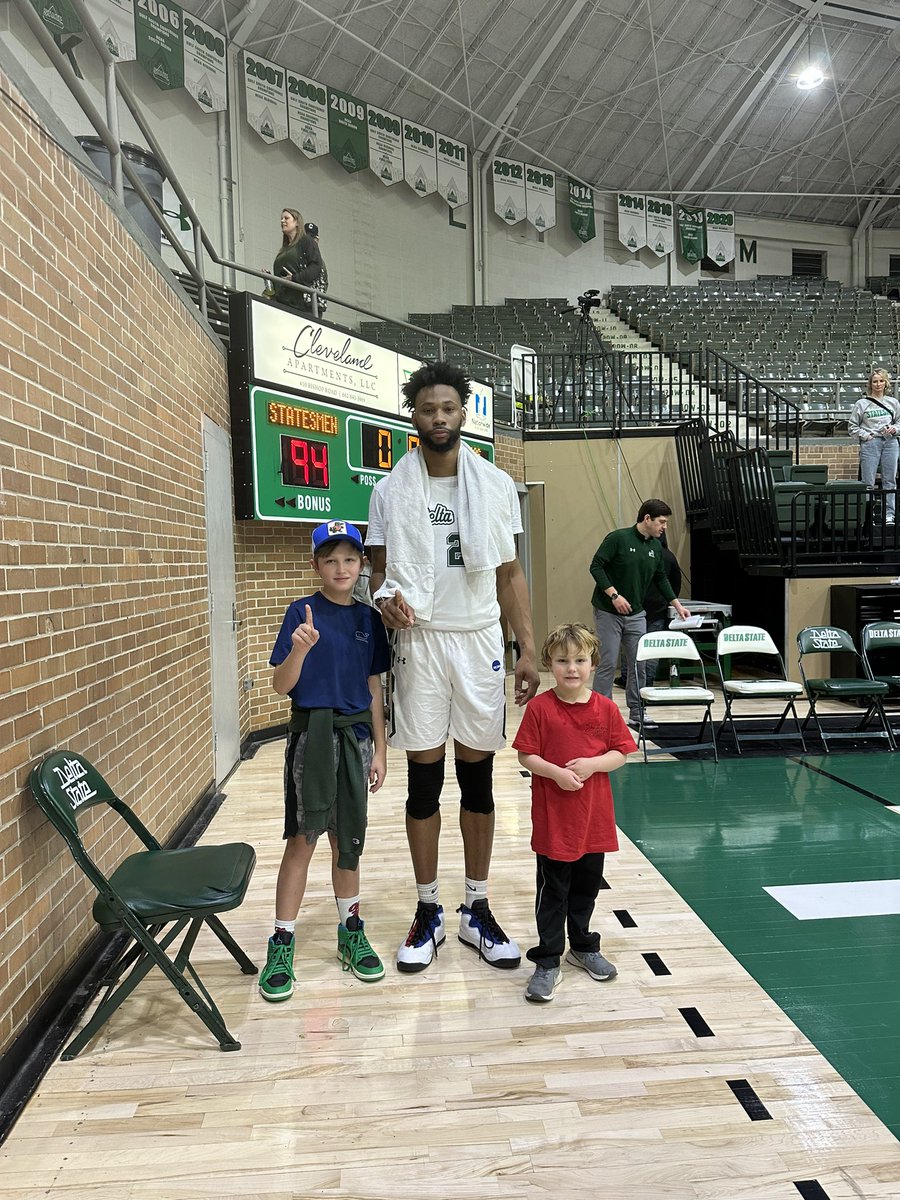 jfarris_11's tweet photo. Fun afternoon at Walter Sillers! D-State got 2 W’s against UWF! Appreciate @CartwrightMalik taking a few seconds to say hello and snap a pic with my boys! Congrats @DeltaStateWBB &amp; @DeltaStateMBB! @GulfSouth https://t.co/hWm77tGszJ