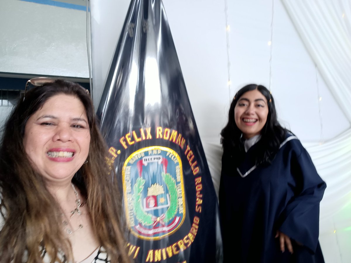 La graduación de mi nena mayor 

Aún la recuerdo muy niñita con su vestido largo de princesa en el teatro municipal. Muy emocionada con el arte y la arquitectura de ensueño. Ahora tan hermosa, casi una señorita. Fue uno de los días más felices de mi vida. Te año bebé.