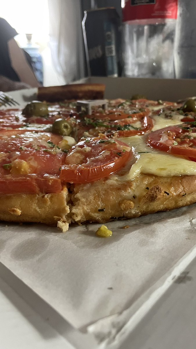 AnaBE98's tweet image. La pizzería San Carlos tenía buena pizza. Ahora la pizza es alta, media masa, antes era a la piedra. Hoy parecía una torta de alta. Podrían haber hecho 3 con esa masa. Me quejé y me cortaron!! Un tal Ismael. Y en @pedidosya me devolvieron unas monedas: $300 x pizza incomible.