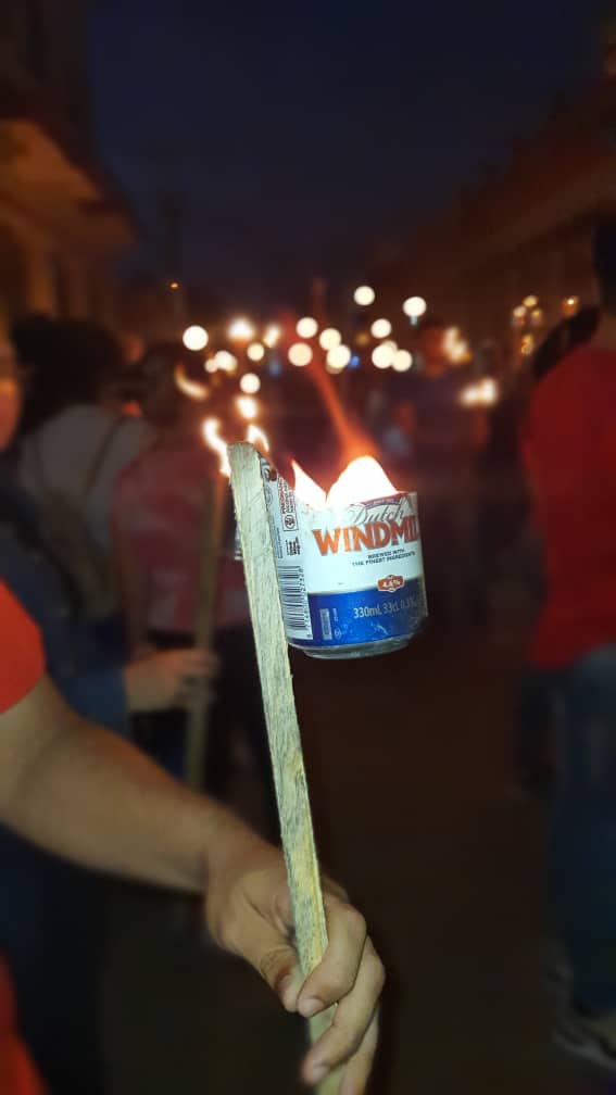 AlejandroCosmeQ's tweet photo. Miles de antorchas #ConElMismoFuego de aquellos jóvenes que no dejaron morir al Apóstol en el año de su centenario.

#35MJM 
#JuvenilMartiano 
#MartíVive https://t.co/shdYVaEM5B