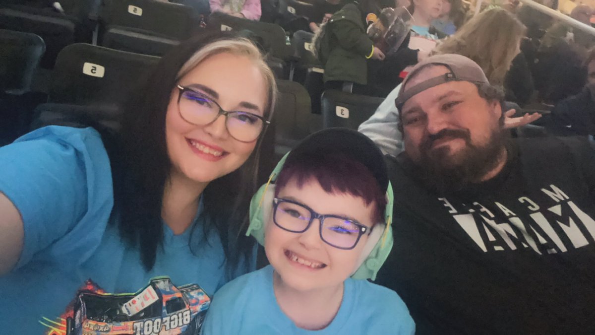 AlyssaB1224's tweet photo. #HotWheelsMonsterTrucksLive
#Childhood #TigerShark #WeHeartBobby #Legend #DemoDerby #TaylorlsAmazing #GirlPower https://t.co/qFnpaSlA1S