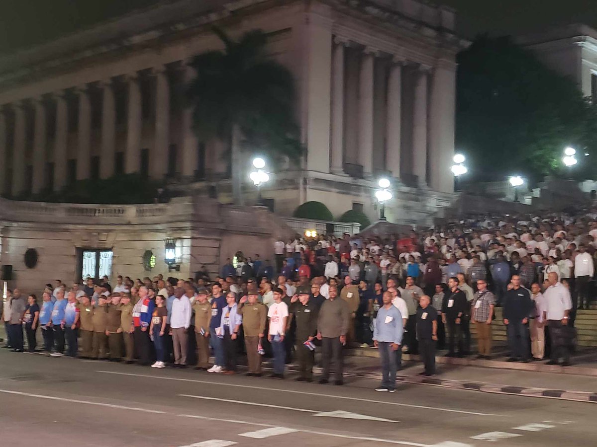 RadioRelojCuba's tweet image. Otra vez el Apóstol convoca; otra vez las antorchas se iluminan en tributo al más universal de los #cubanos, gigante cuyo pensamiento está vigente en #Cuba y el resto de mundo. 
🔊 #MartíVive 
🔊 #ConElMismoFuego 
🔊 #GenteQueSuma