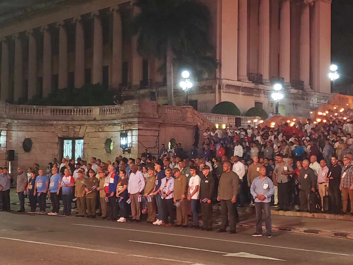 RadioRelojCuba's tweet image. Otra vez el Apóstol convoca; otra vez las antorchas se iluminan en tributo al más universal de los #cubanos, gigante cuyo pensamiento está vigente en #Cuba y el resto de mundo. 
🔊 #MartíVive 
🔊 #ConElMismoFuego 
🔊 #GenteQueSuma