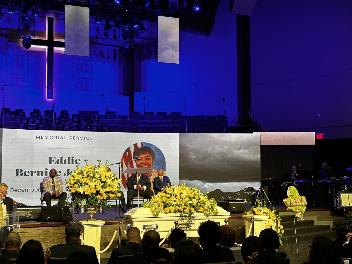 Mason4Mayor2019's tweet photo. Today we celebrate the life for the Honorable Eddie Bernice Johnson. I truly feel honored to have known her. She made me feel welcome as the new Mayor in her district. We appreciate you and thank you for your service to District 30. God be with the Johnson family. https://t.co/bRZJNqXpou
