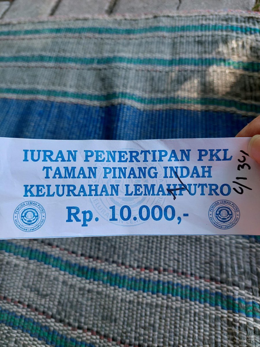 alwaysharry's tweet photo. amit amit ini beneran tah min? Parkir taman pinang kok meresahkan begini. Bawa motor ditarik parkir segini dikasih karcis. Posisi lagi makan sate depan McD #tamanpinang #sidoarjo larang parkire timbang segone 😭😭 @e100ss https://t.co/s3oXr6lCfd