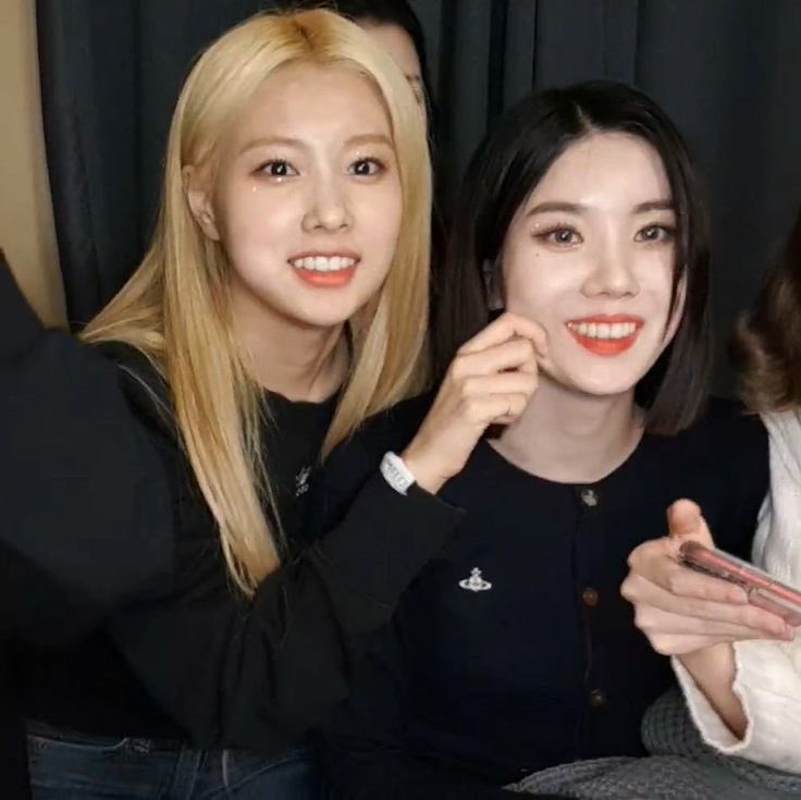 hourly izone tweet media
