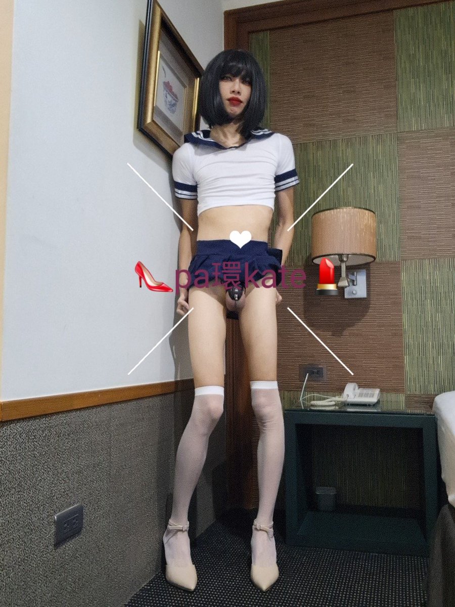 學生妹嗎？
口紅好像太紅了
 
#偽娘   #crossdresser