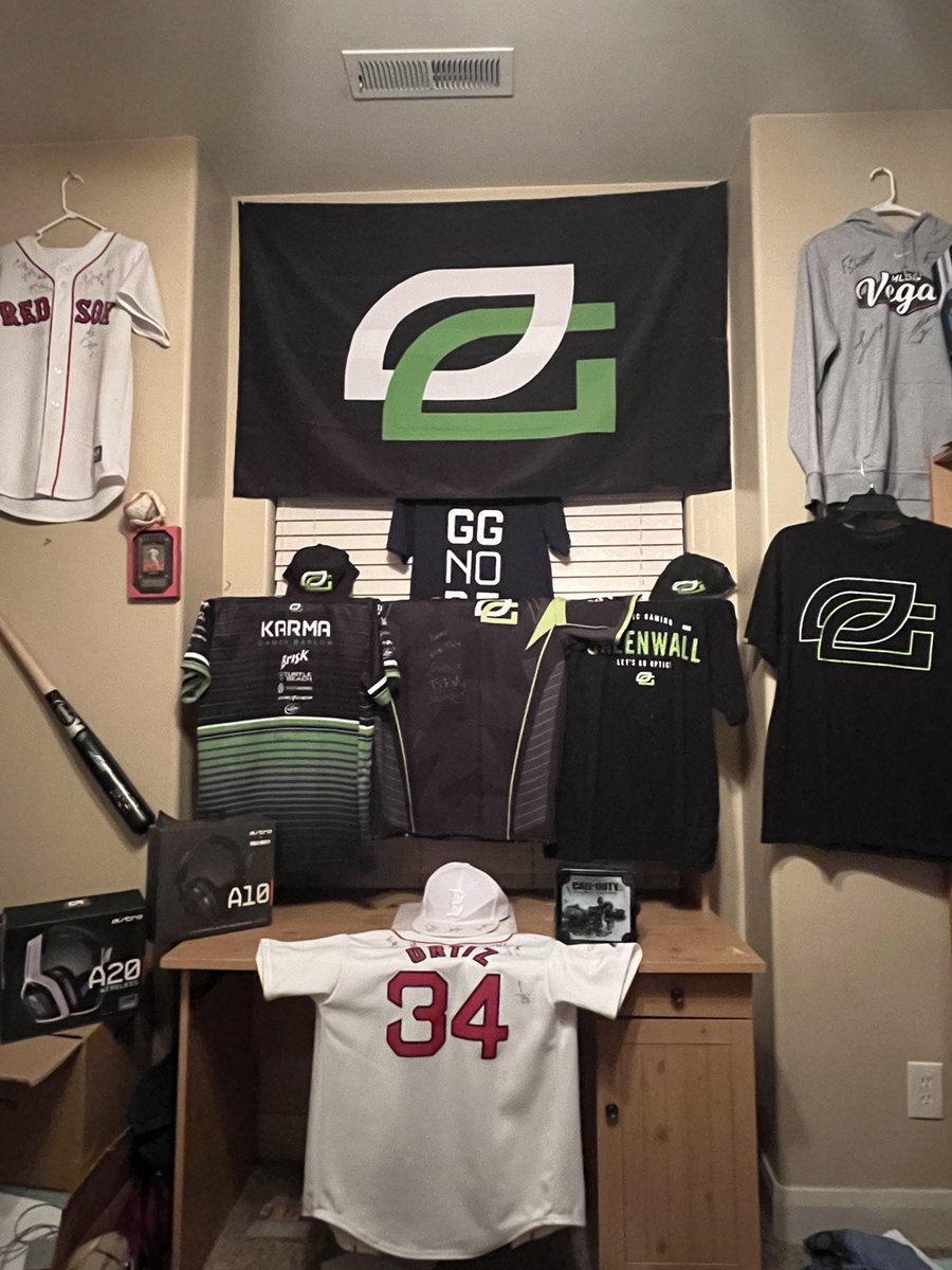 JCap’s Green Wall with a Big Pappi and Poppa Cap ⁦<a href="/scump/">OpTic Scump</a>⁩ ⁦<a href="/Methodz/">OpTic Methodz</a>⁩ ⁦<a href="/H3CZ/">OpTic HecZ</a>⁩ ⁦<a href="/CallofDuty/">Call of Duty</a>⁩ ⁦<a href="/CODLeague/">Call of Duty League</a>⁩       4 years still strong