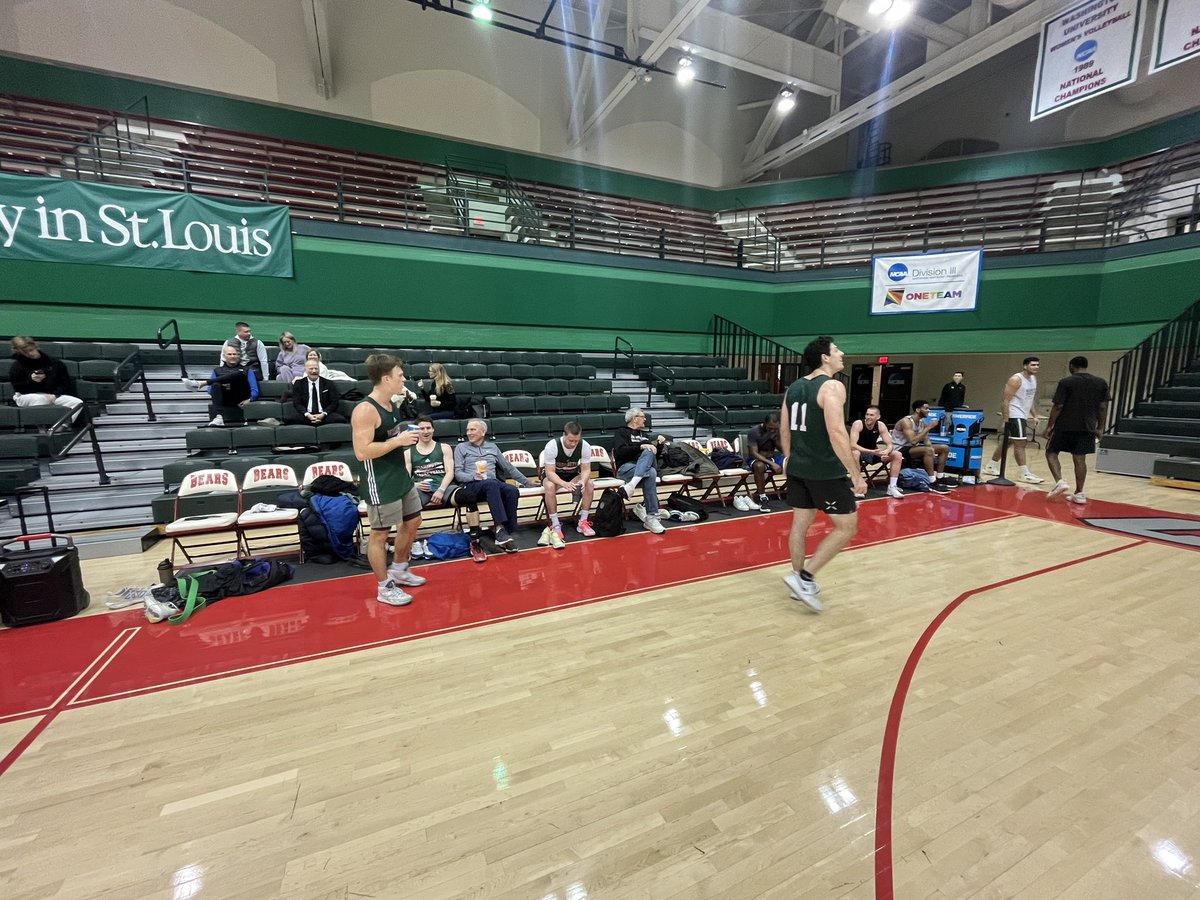 WashUBasketball's tweet image. Thanks to all our 🐻 alumni that joined us for the game last night and a high level alumni game this morning!  #OneFist #Family