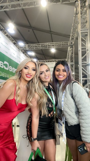 This weekend was so much fun , so happy to meet all these lovely ladies 🥰🥰🥰🥰 https://t.co/1dafvMiPdJ