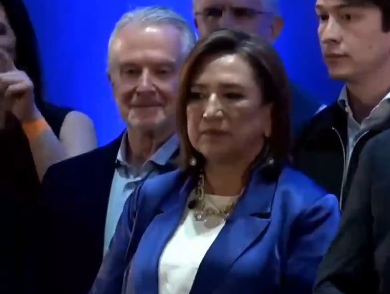 Vean nada más el rostro de triunfo que tenía <a href="/XochitlGalvez/">Xóchitl Gálvez Ruiz</a> al recibir su constancia como candidata del PAN…
