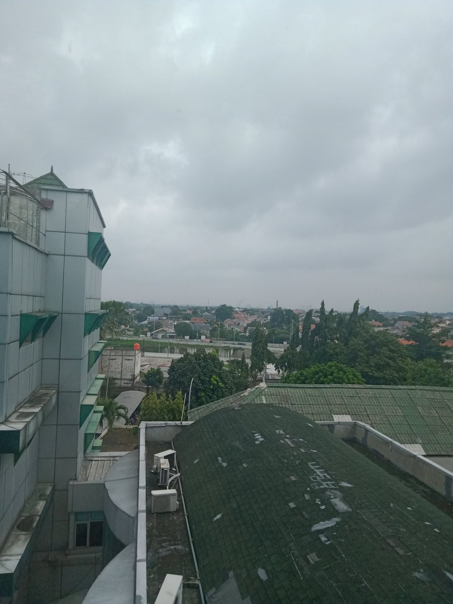 MasterzOnii's tweet photo. Bruh The view of the hospital building is not bad https://t.co/gS7bhsM40Y