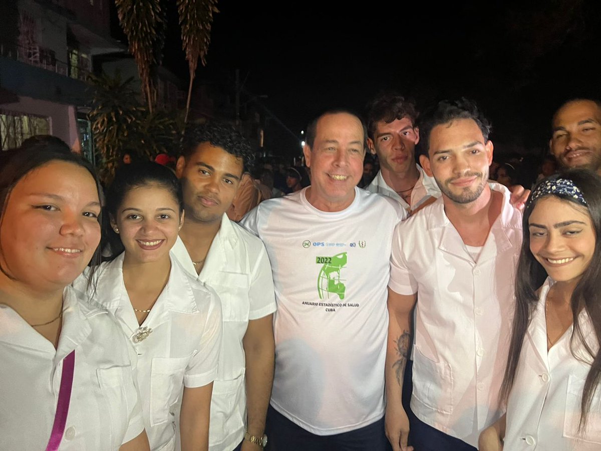 MINSAPCuba's tweet photo. Ministro de Salud⚕️ Pública de Cuba🇨🇺, Dr. José Angel Portal Miranda, junto al pueblo de Granma, rinde sentido tributo a #MartíVive.

🔥#ConElMismoFuego  de toda Cuba honran en esta oriental provincia al más universal de todos los cubanos, en el aniversario 171 de su natalicio. https://t.co/zLhiSN8hVA