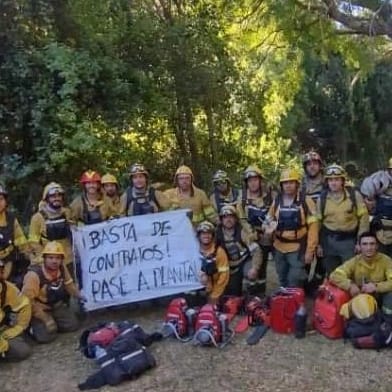 NoalaminaEsquel's tweet photo. Precarizados, con contratos basura, sin paritarias. Asi enfrentan Nuestrxs brigadistas el terrible incendio que comenzo el el PNLA y ya se encuentra en jurisdicción de la provincia.
Apoyemos su lucha, exigiendo YA #ParitariaSalarial  #PaseAPlanta

#SPMF
#SNMF https://t.co/GqOwGSA8zy