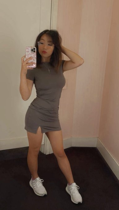 ✨ New Year New Me ? I can squat my own weight now. So who wants to get squished by these thighs? https://t