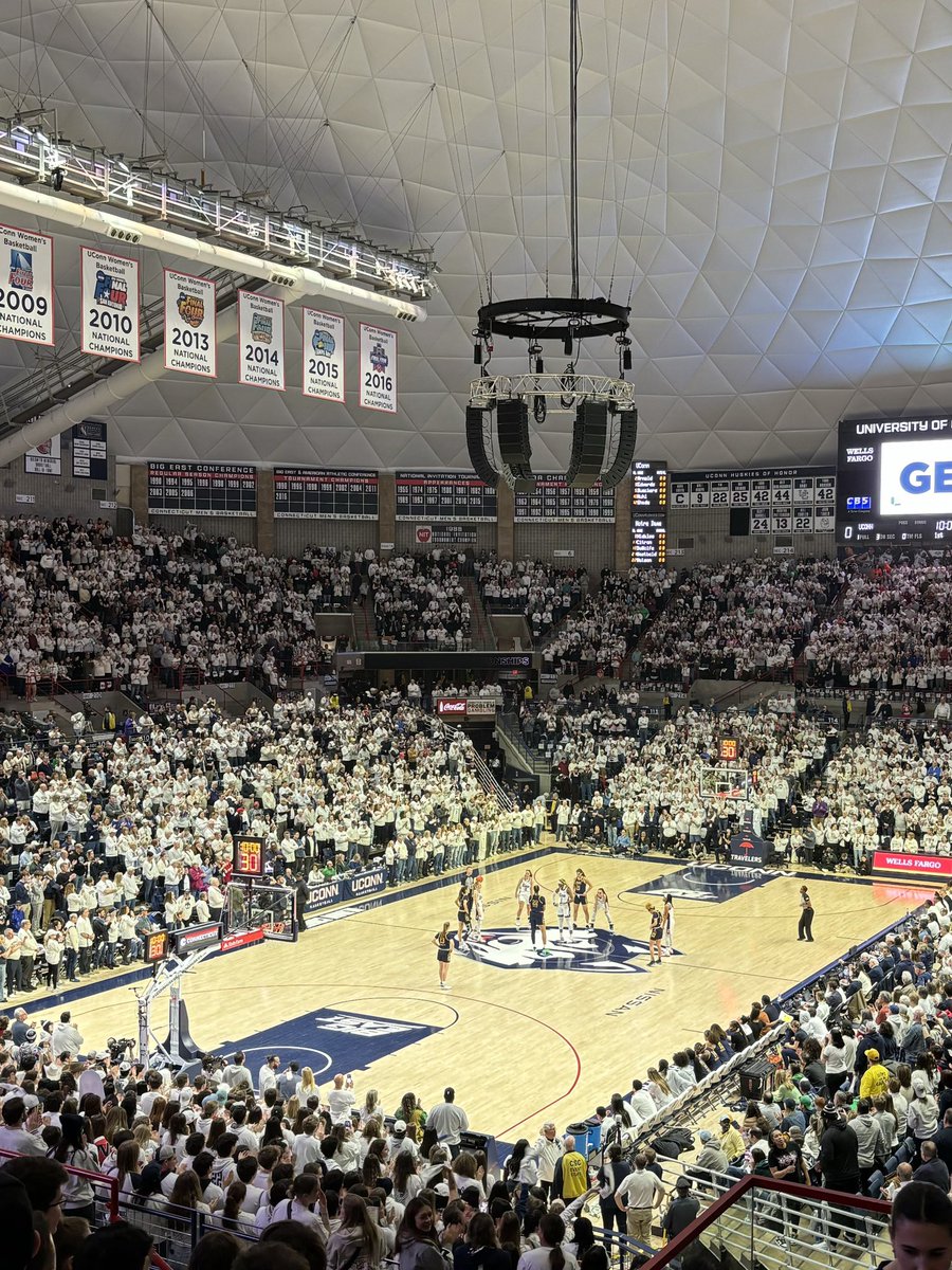 I’ve been a @UConnWBB fan since I was born because my mom went to UConn. So when my cousin @sarahcooney07 asked if I wanted to come to the UConn vs Notre Dame game at Gampel, I jumped on a plane and went to CT! The energy in the building is amazing!