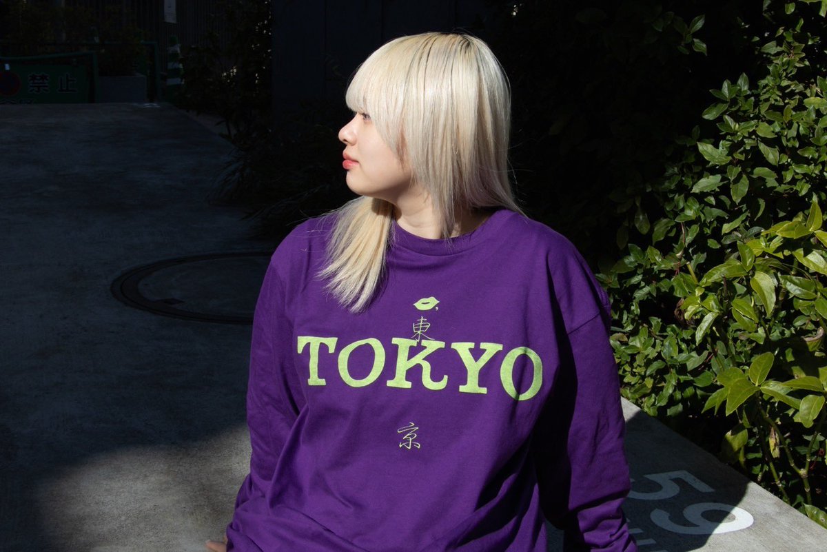 thechihara's tweet photo. キストーキョー羽田のポップアップ用に、
新しいTシャツを作りました。
今日から発売です！

JFKに行くとカラバリのあるI♡NY Tシャツが安く売っていて、お土産として何枚も買えていいなとずっと思っていました。

少ロットになるとなかなか単価を下げれないけど、今回試行錯誤頑張って1200円で販売可能に出来ました。デザイン2種類、カラー3種、サイズがMとXLがあります。
ぜひ、空港利用の際は、
東京土産に買ってくださいね！

羽田エアポートガーデンです。
@KISS__TOKYO 
#KISSTOKYO