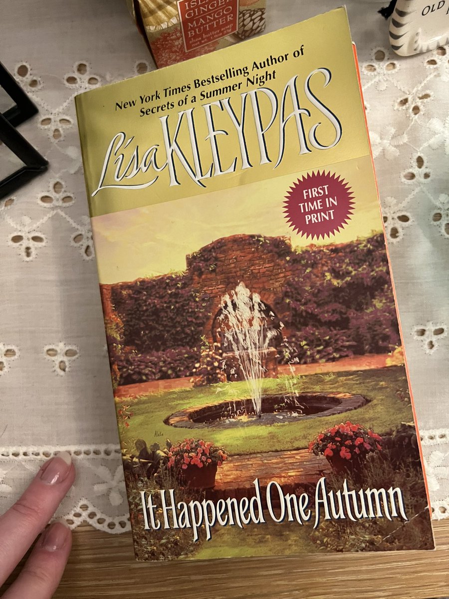 emmyreads_rom's tweet image. 😍😍And look what came!!!😍😍

I now have the complete set of first editions with step-backs and they’re all gorgeous!! 

#firstedition #stepbacks #clinchcovers #HistoricalRomance #histrom #romance #LisaKleypas #Wallflowers #booklovers #booktwt
