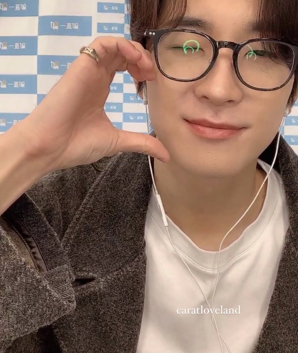 caratloveland's tweet photo. [240128] yzy fansign 

🐈‍⬛♥️

#wonwoo #원우 https://t.co/pPe3e6B4mV