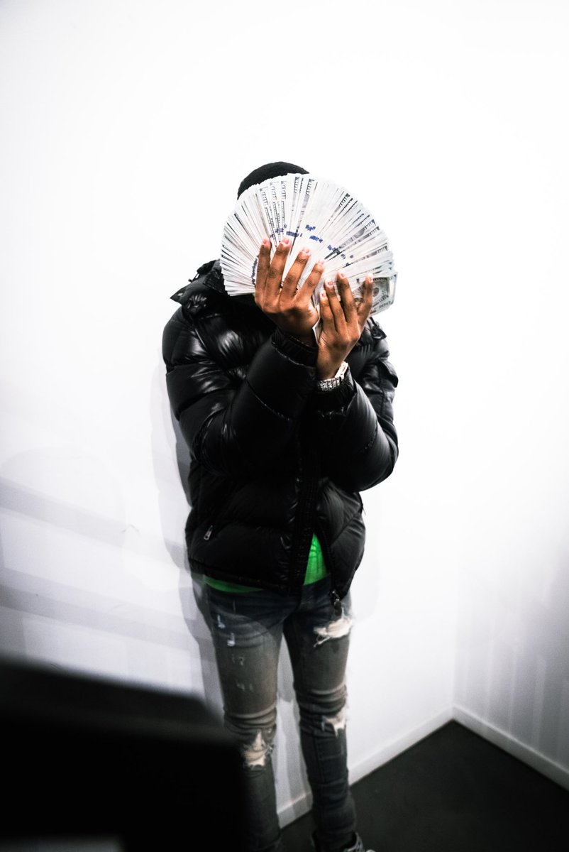 I cannot fuck with a bitch out her giving lame niggas twat👎🏾