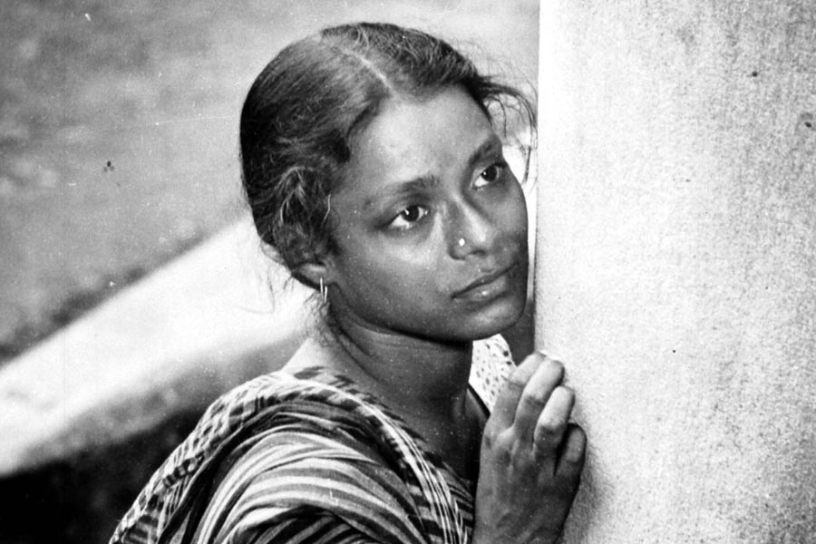 প্রায় সাড়ে তিন বছর ক্যানসারের বিরুদ্ধে লড়েছেন। অথচ কাউকে এতটুকু বুঝতে দেননি। চালিয়ে গিয়েছেন নিজের অভিনয়। নিজের কাজ। সেই কাজেই ইতি পড়ল। লড়াইয়েও। শনিবার বিকেলে চলে গেলেন শ্রীলা মজুমদার। বয়স হয়েছিল ৬৫ বছর।

Rest In Peace  Actress #SreelaMajumdar
#IndianCinema #TMCS
