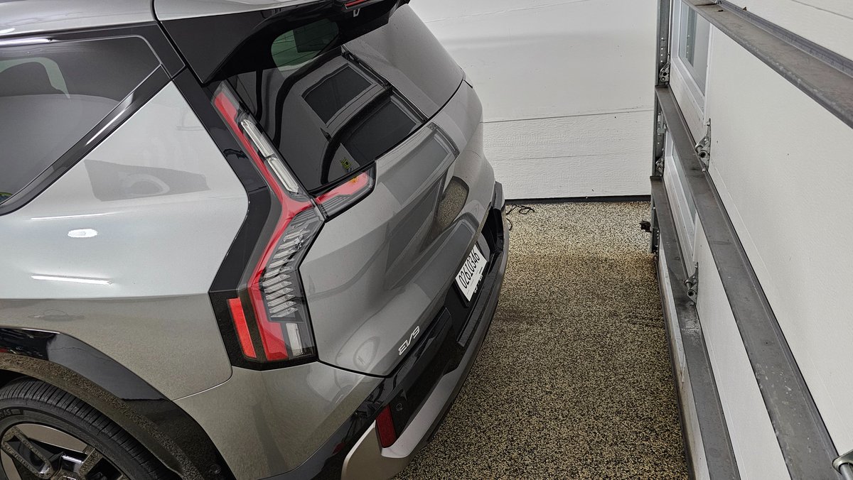 SammyGeekTV's tweet photo. Kia EV9 is sweet! #Bloomington Kia #Luther https://t.co/ODp2EdUQ1r
