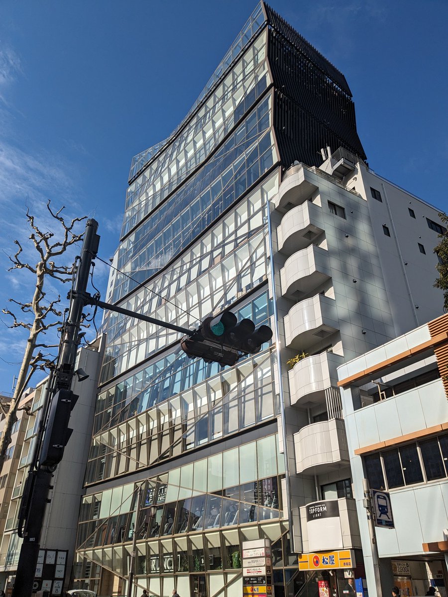 The Hexagon（ヘキサゴン）。赤坂駅の真上に建つ、デザイナーズビル。折り紙のようにカクカクと折り畳まれたガラス張りのファサードが面白い。
#TheHexagon　#ヘキサゴン　#現代建築　#明日どこいく
