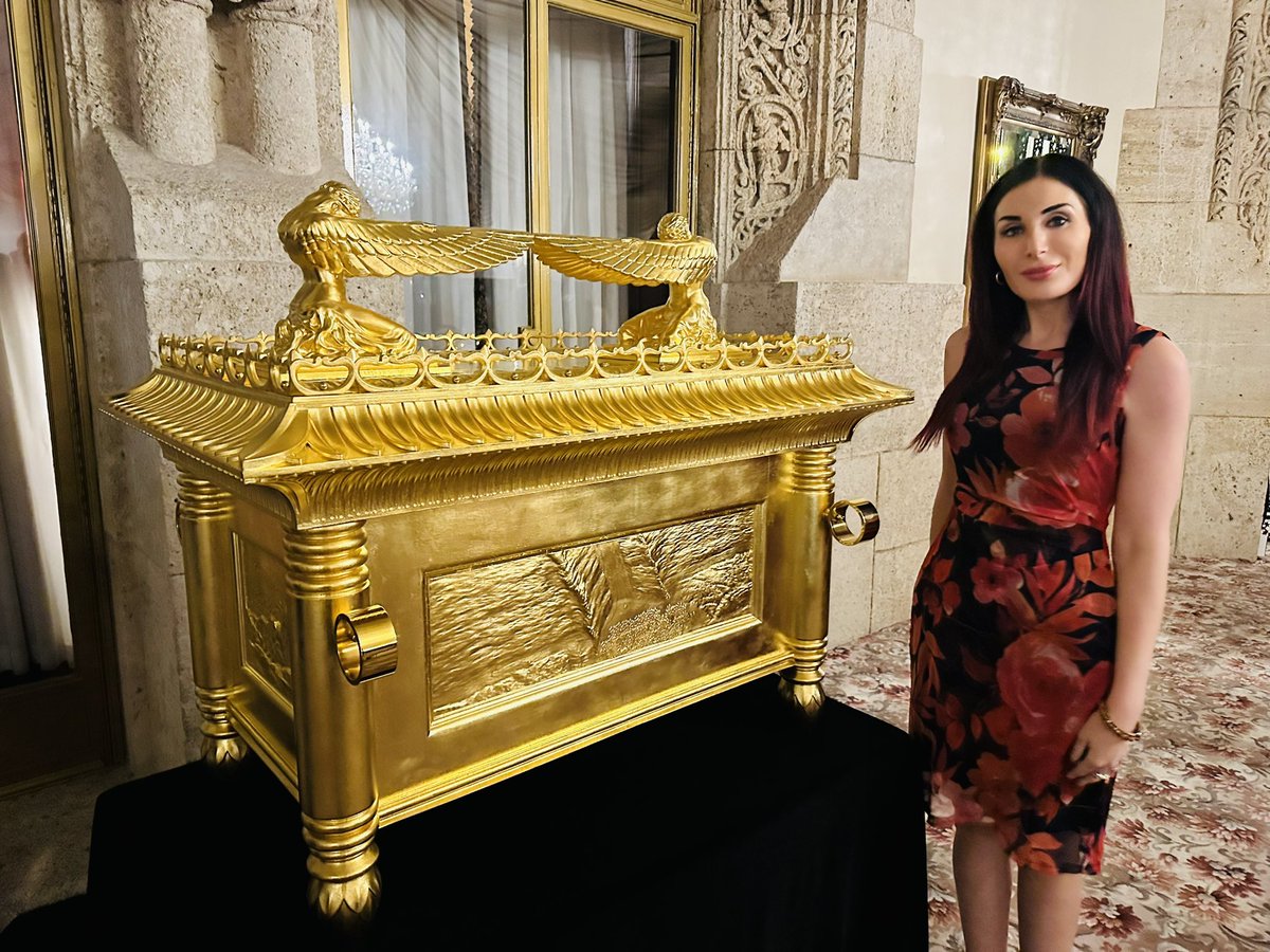 LauraLoomer's tweet photo. No he didn’t. The Ark was made by a supporter. It was unveiled at a private dinner at Mar a Lago with about 20 people. 

I know, because I was one of the people who was invited and in attendance at the dinner which was very focused on the topics of spiritual warfare and Judaism. https://t.co/FUoJamkTiw