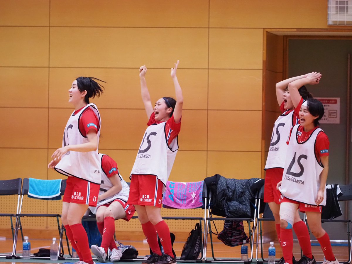 footiegirls's tweet photo. 大盛り上がりのベンチです。

2〜4枚目は一花さんのゴール直後。ビブスを顔にかぶったまま喜んでるのは誰ですか？笑笑 https://t.co/jzXYe0Cmeu