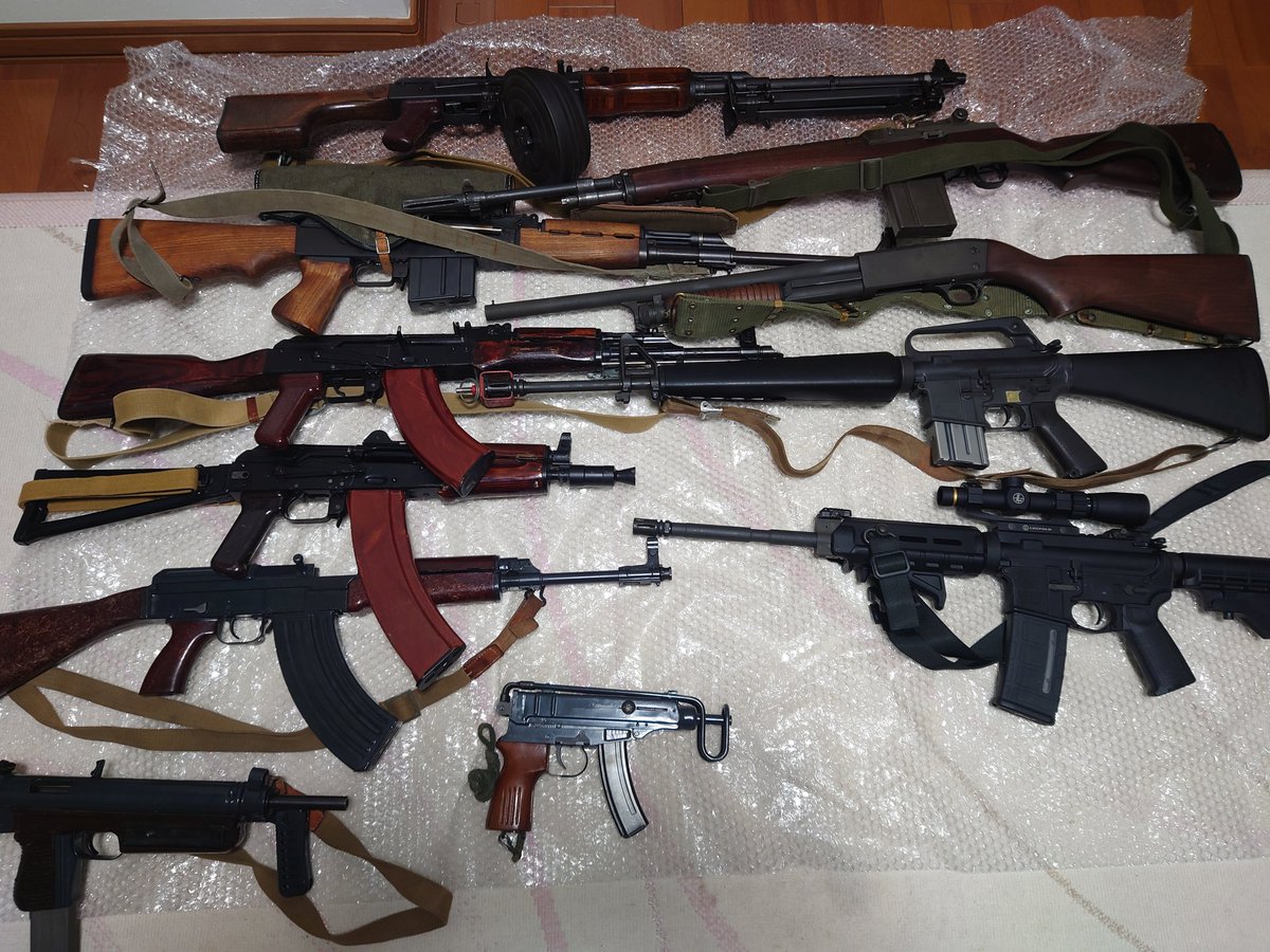 DauchiSbi's tweet photo. #無可動実銃への誘い

まずは手頃な価格の1丁を買ってみるのが1番です！（左画像）

※こじらせた結果、２年で右画像の様になってしまう可能性があります。
自己責任でお願いします。
本人は至ってシアワセです。
シアワセー https://t.co/KN3Wv9yrkD