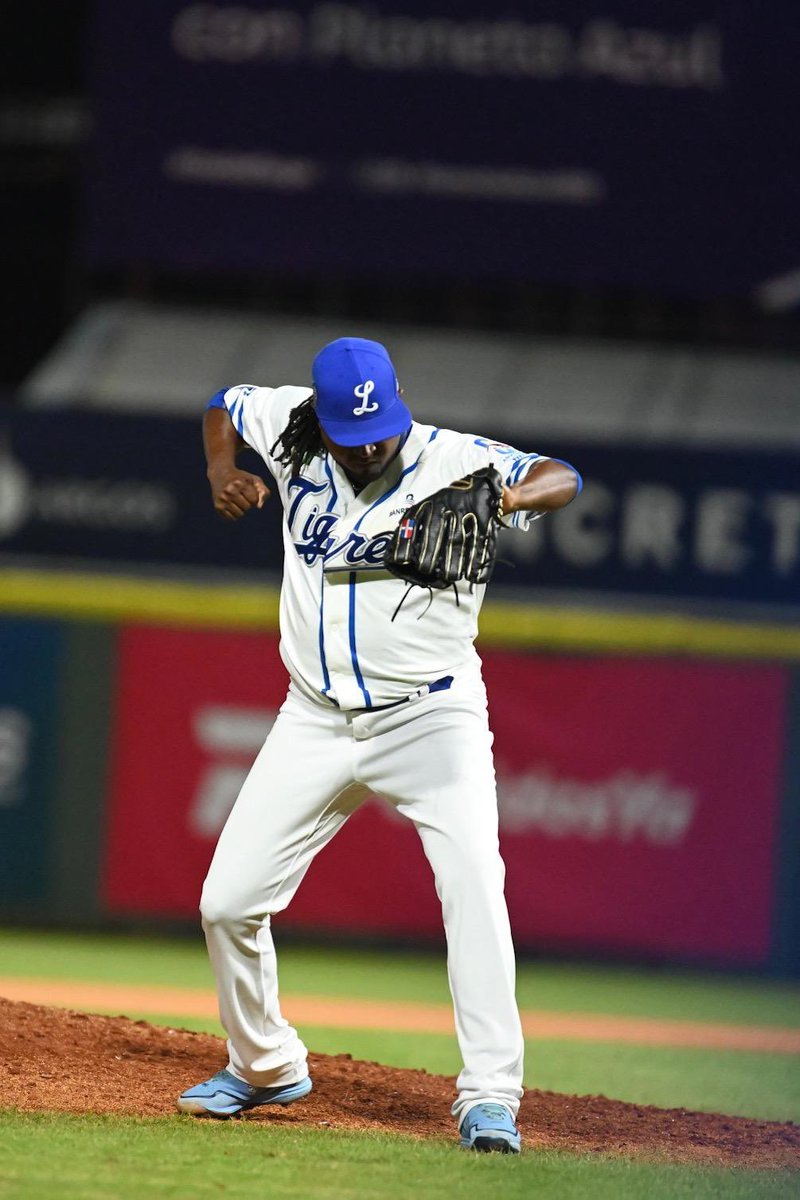 antoniopuesan's tweet photo. Jairo Asencio sella la temporada con el campeonato, la corona 24 del Licey y se convierte en el líder absoluto en salvamentos en Serie Finales en Lidom con 7, quebrando el empate que tenía con Darío Veras (6). https://t.co/OwxO7MsfE9