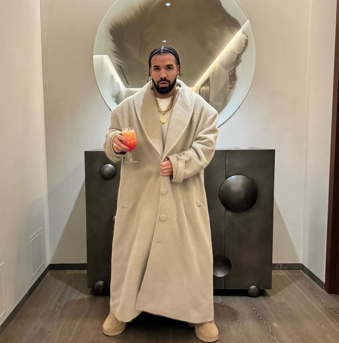 PopBase's tweet photo. Drake shares new photo. https://t.co/YzpyGjfE4j
