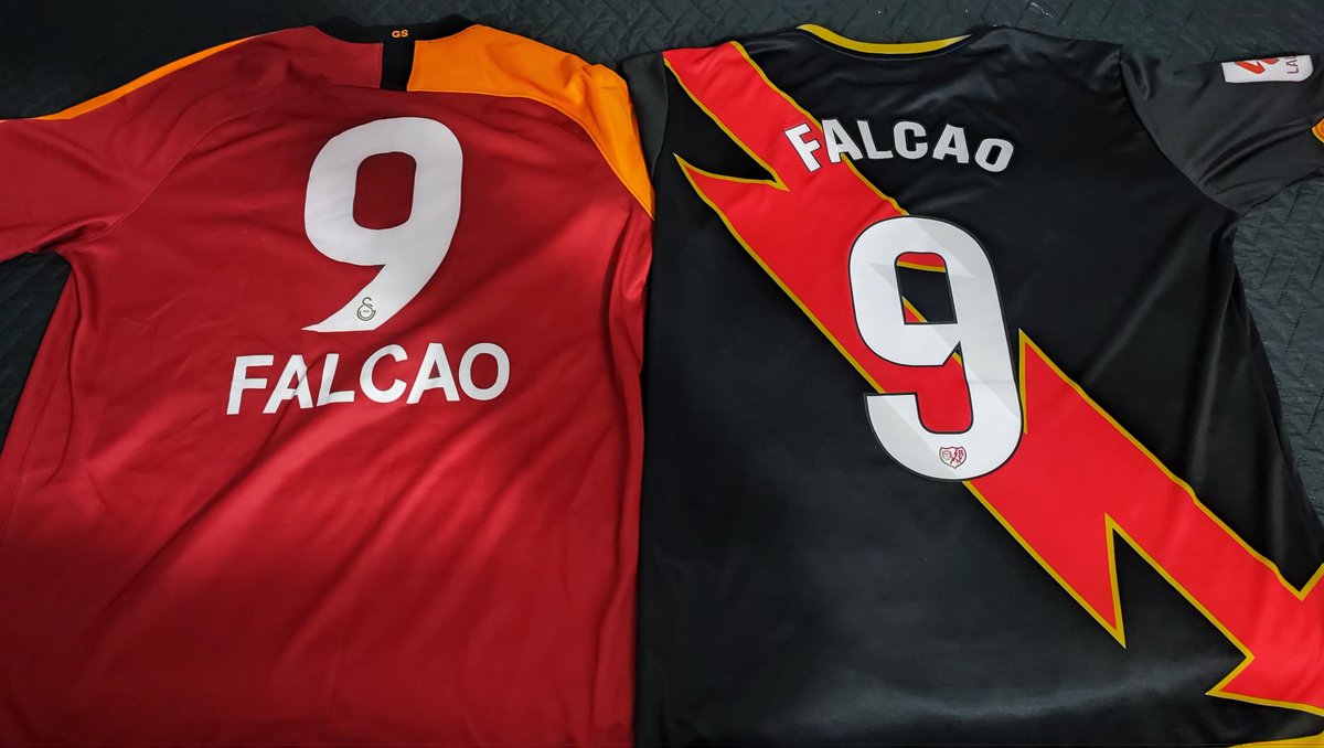 sthevenb's tweet photo. @FALCAO Por fin me llegó mi camiseta, completo hasta ahora 2 pero con la ilusión de verte de azúl jugando con @MillosFCoficial en el campin y que me firmes una camiseta, vamos Falcao!!! https://t.co/JNfIuKlVwg