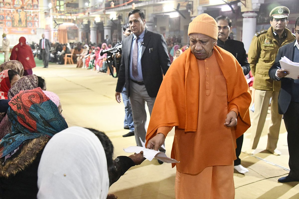 myogioffice's tweet photo. लोक-���ल्याण के लिए अविराम सेवारत मुख्यमंत्री श्री @myogiadityanath जी महाराज ने आज @GorakhnathMndr परिसर में 'जनता दर्शन' में विभिन्न जनपदों से आए लोगों से मिलकर उनकी समस्याएं सुनीं।

महाराज जी ने अधिकारियों को प्राथमिकता के साथ जनसमस्याओं के त्वरित निराकरण हेतु निर्देश दिए हैं। https://t.co/EeCgSTpPt9