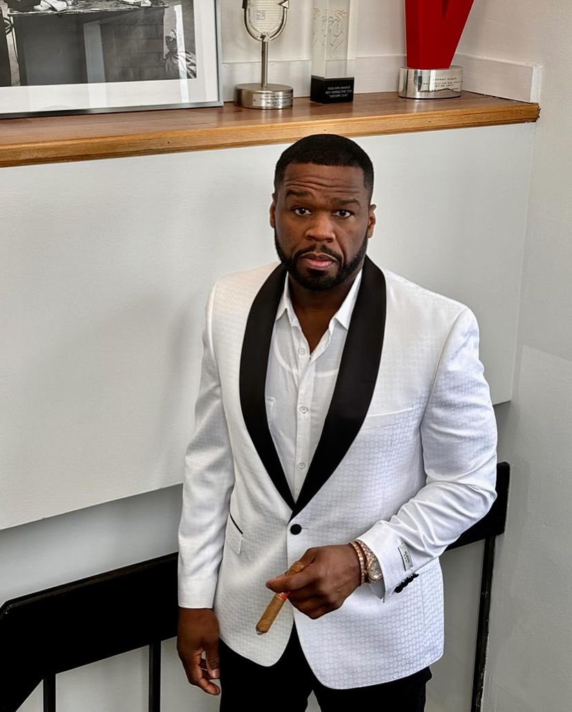50cent's tweet photo. I done turned into Mr let’s make a deal on these hoes. 🤷🏽‍♂️the fvck you gonna tell me now? Yall was calling me fat at the super bowl 🤨don’t think I forgot that shit! https://t.co/jnbpt4Vpb3 https://t.co/4rIo4WmIz6