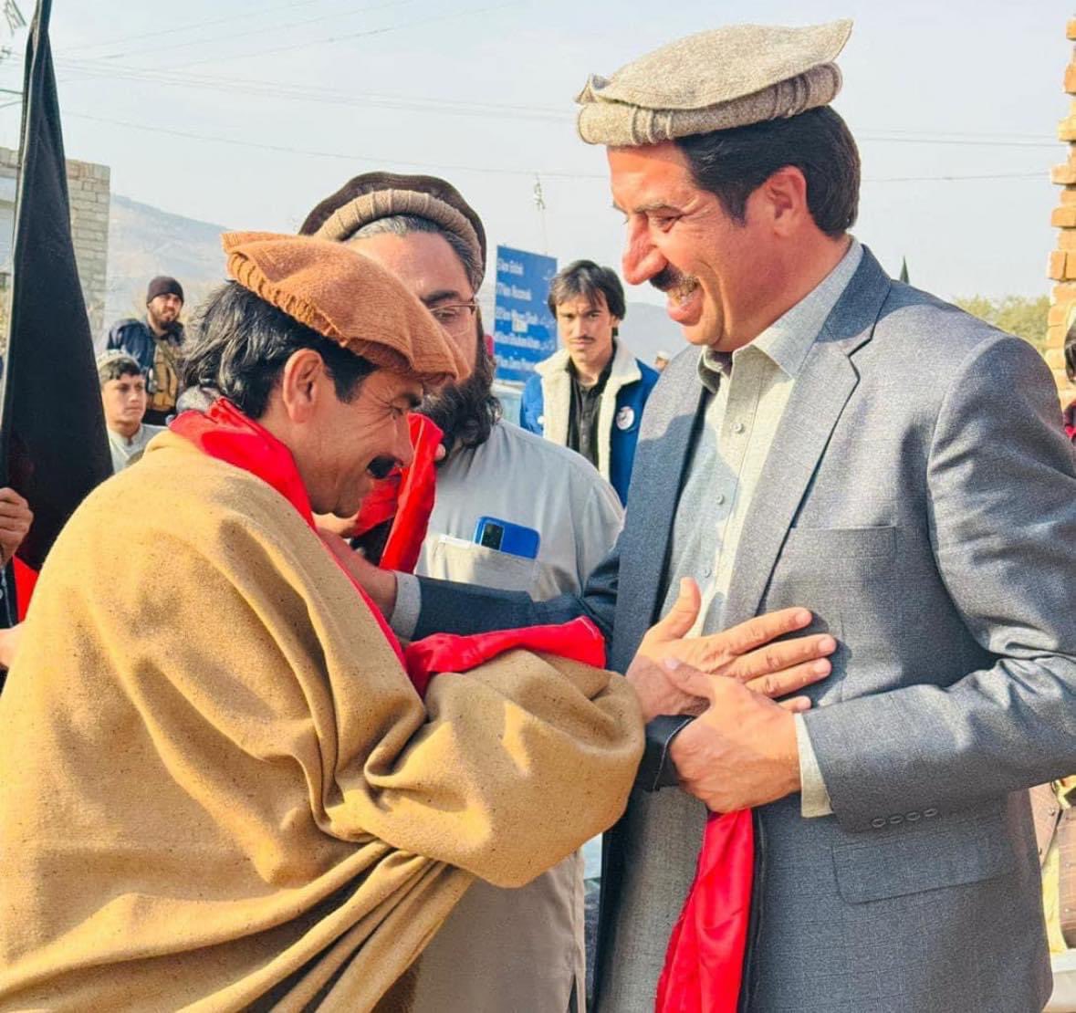 teammjdawar's tweet photo. شمولیتی پروگرام: 
عیسوڑی گاؤں میں، این ڈی ایم پی کے 103 امیدوار، جمال داوڑ کی قیادت میں ایک پروگرام منعقد ہوا۔ جس میں پی ٹی آئی کے رہنما ملک حبیب اللہ صاحب، ملک اورنگزیب صاحب ملک غازی، ملک سید نور ملک ماخان نے اپنے ساتھیوں اور دوستوں کے ساتھ
1/2 https://t.co/b1ymt7cjYe