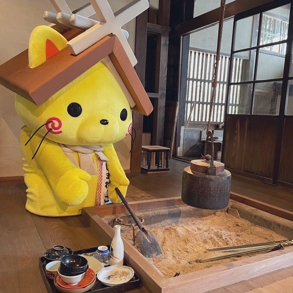 shimanekko_'s tweet image. いらっしゃいにゃ！
外寒かったにゃ？⛄️
今あたたかいお茶いれるにゃo(｡&apos;ω&apos;｡)o
#しまねっこ #囲炉裏 #ごっこ 
#堀庭園 #津和野町