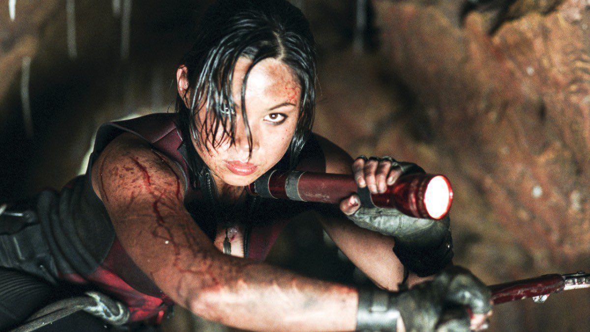 Watching The Descent (2005) youtu.be/CSYg7Z1KS_I?si… A caving expedition goes horribly wrong, as the explorers become trapped and ultimately pursued by a strange breed of predators. #ShaunaMacdonald #NatalieMendoza #AlexReid #SaskiaMulder #MyAnnaBuring  #Horror #Cinéphile