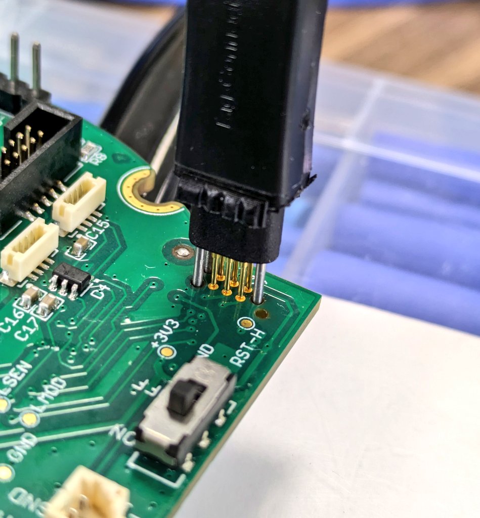 IObrizio's tweet image. Programming cable TC2030-IDC-NL
🔸6 pin 0.05" pitch
🔸I use this for programming through SWD interface.
🔸Small form factor 🤝
🔗tag-connect.com/product/tc2030…
#stm32 #nxp #esp32 #hardware #arm
