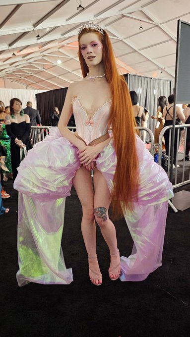 Princess Erin arrives on the red carpet with her prince charming 💖 https://t.co/MJJ7XlyJBV<a href="/tag/mvsales"class="tags"><span>#mvsales</span></a>