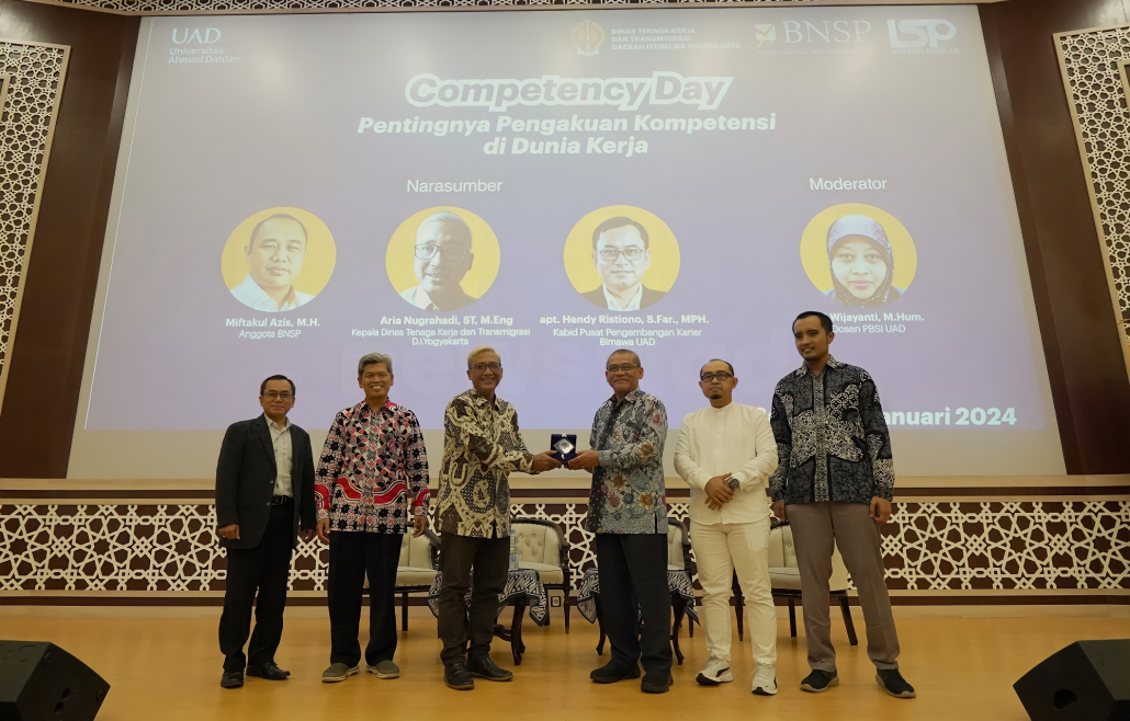 schmudotid's tweet photo. Optimalkan Kompetensi Lulusan, LSP dan Bimawa UAD Gelar Competency Day https://t.co/SrsUxXpYsR https://t.co/zI2naP5DQY