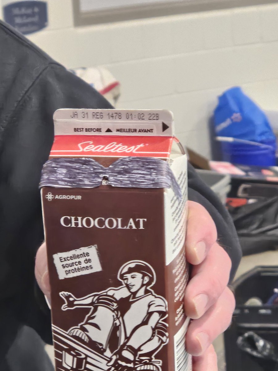 HarryCornbroom's tweet image. Harry caught Hutch enjoying his "Hutch" inspired chocolate milk @CurlOntario  @OntarioDairy Tankard/Scotties in Dorchester!
#notethesunglasses
#curling
#wheresmattdamon
#thankyouofficerlaura
#nothingtoseehere
#weatherstationtweets
#milkeverymoment