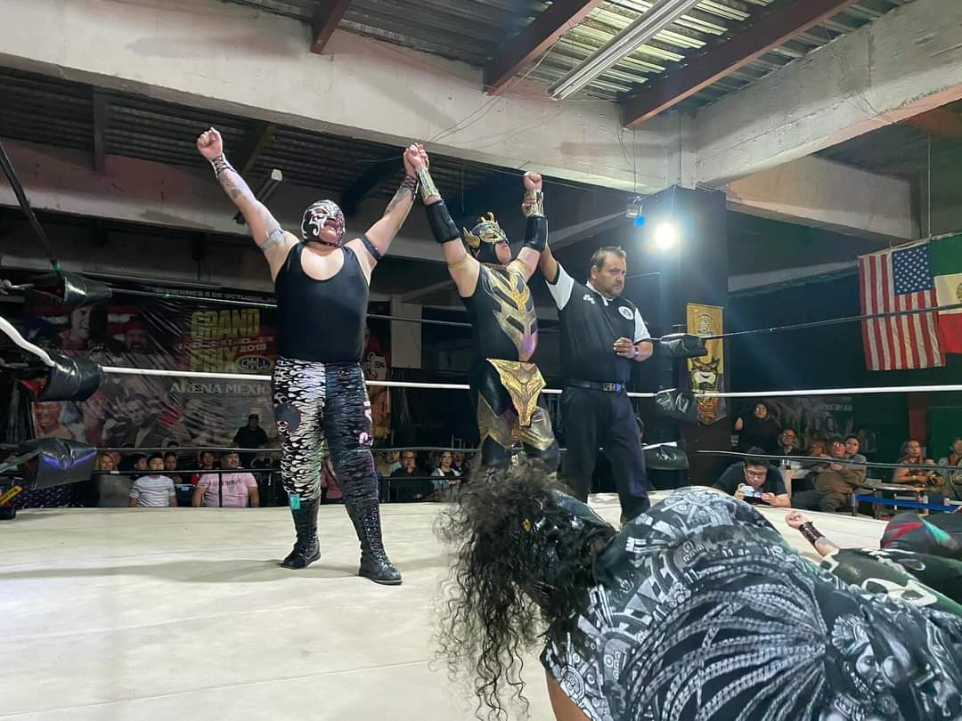 LaTijeraLucha's tweet image. En relevos australianos desde la #ArenaReyBucanero, la tercia técnica de #MercurioNegro, #Obelyus y #Zeldnis salen con la victoria cuando #Azteka traiciona a sus compañeros #Carroñero y #Barberith;sentenciado al que fuera parte de los #EngendrosMalignos por atacarlos esta noche…