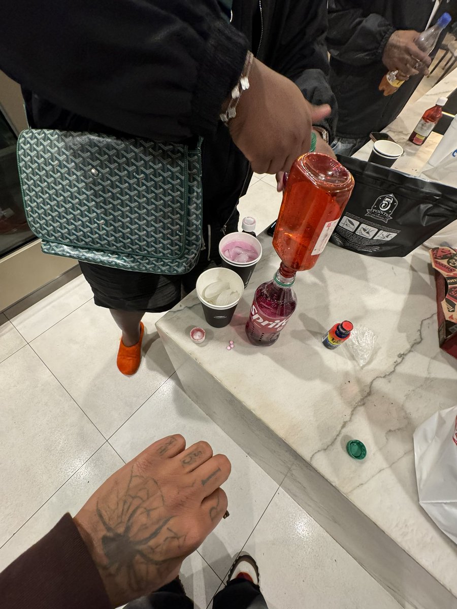 iprefertele's tweet photo. Friends that sip together shine together .. just an us thing 🐐🐐 #NVtheMOB #ROR https://t.co/Vq5PSGNNJQ