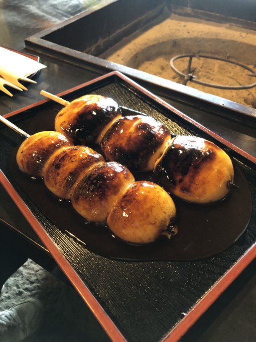 なぐも先生の焼まんじゅう漫画が気になって群馬まで食べに来た
十中八九餅か団子かなと思ったけど本当にまんじゅうだった!
タレが美味しい! 